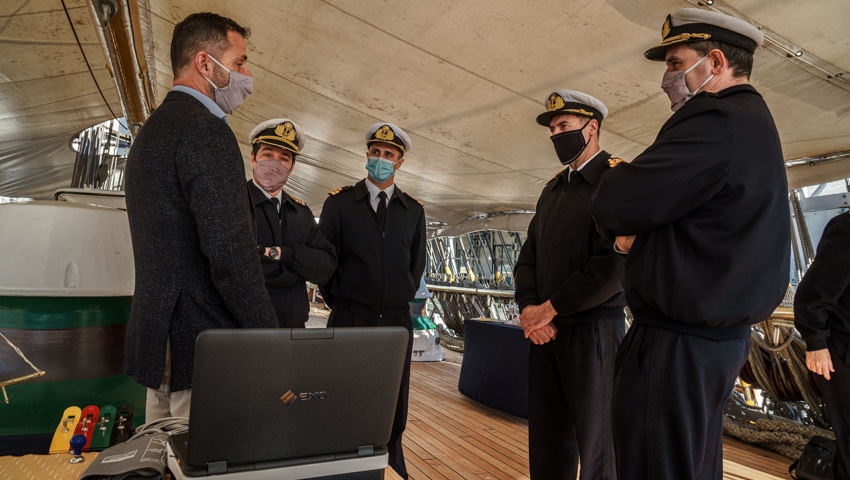 EXO con autoridades de la Fragata Libertad