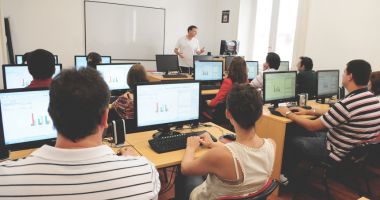 aula de computación con alumnos en el EXO Training Center